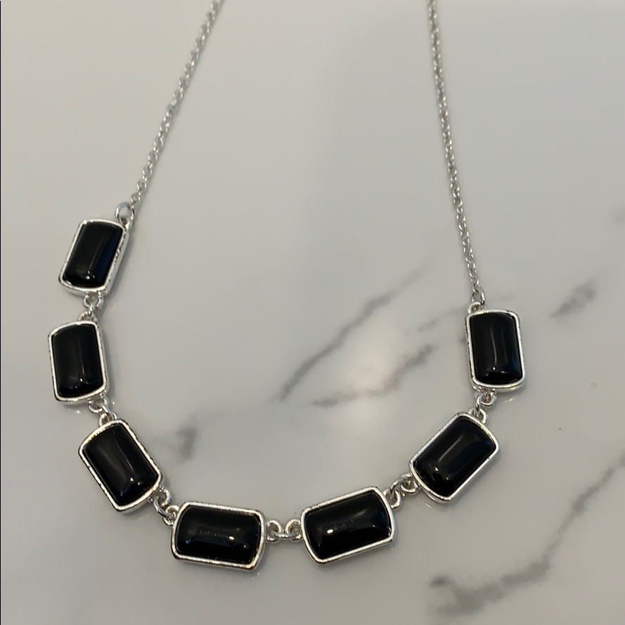 Liz Claiborne Silvertone And Black Gem Necklace 11$